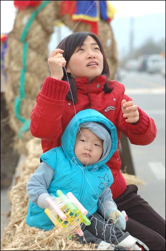 연을 날리는 엄마의 모습이 어린아이보다 더 진지하다. 